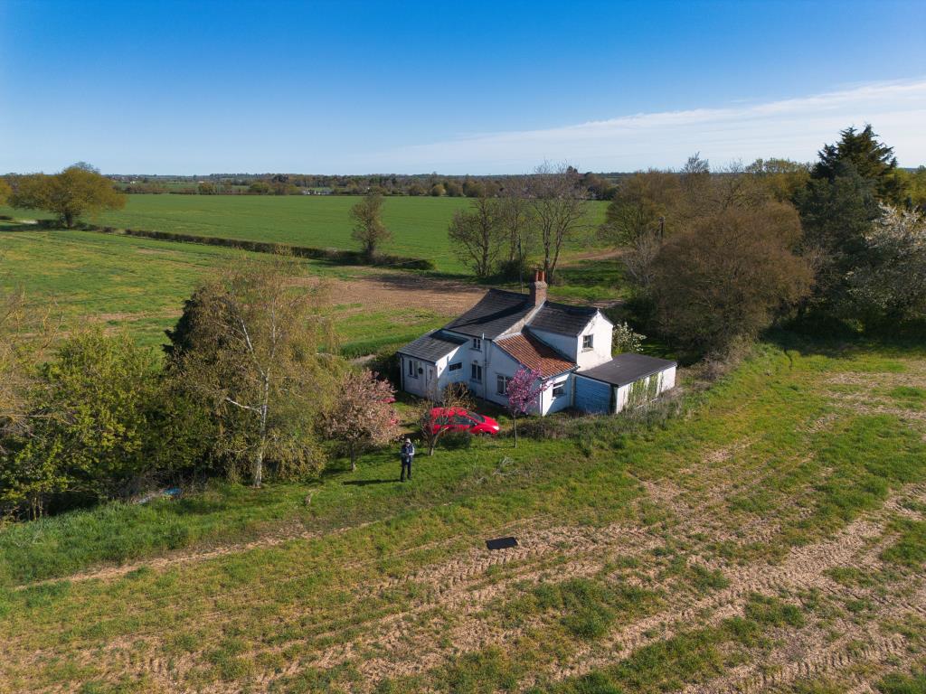 Lot: 120 - DETACHED COTTAGE IN MID-ESSEX VILLAGE LOCATION WITH POTENTIAL - Drone image